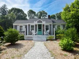 Stylish Updated Home walk to Dennis Pond Hot Tub