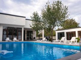 Mukhrani Villa Private Pool Near Tbilisi，位于Mukhrani的酒店