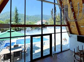 A-Frame Chalet with Hot Pool，位于盖贝莱的酒店