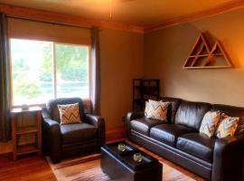 Riverside Cottage a charming , comfy home with stunning river views，位于Trail的酒店