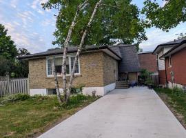 Cozy home away from home, close to hospital, college, and university with free parking，位于彼得伯勒的酒店