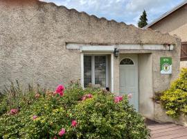 Gîte chaleureux avec terrasse près de Nancy, parking privé, à proximité de festivals et nature - FR-1-584-9，位于Domptail-en lʼAir的酒店