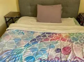 2131 queen room With shared Bathroom