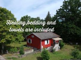 Vacation villa with fenced yard，位于Blomstermåla的酒店