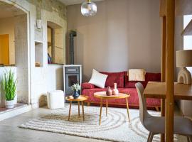 Id&eacute;al pour couple, famille&pros - jusqu'&agrave; 6 pers - Class&eacute; 2 &eacute;toiles - Baignoire Baln&eacute;o - Espace de travail d&eacute;di&eacute; - A 10min de la gare SNCF, du centre ville d'Angoul&ecirc;me, et du Mus&eacute;e de la BD - Parking priv&eacute; et gratuit - Wifi gratuit，位于昂古莱姆的带热水浴缸的酒店