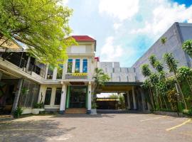 Novon Family Hotel by Tripletree，位于Blimbing的酒店