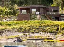 Modern Cabin With Panoramic Views，位于赫讷福斯的酒店