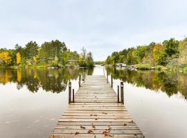 Sauna and Deck Wooded Cabin on Lake Vermilion!，位于Tower的酒店