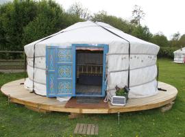 Hemsford yurt camp - Devon Yurts，位于托特尼斯的酒店