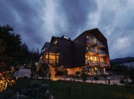 Ikabane，位于阿加皮亚的带泳池的酒店