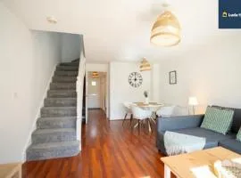 Cosy Home, Heathrow and Windsor Castle, Sleeps 6