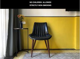 Goodnight Poshtel + Free Netflix，位于合艾的带停车场的酒店