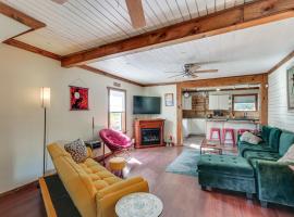 3 Mi to Blackwater Falls Mtn Retreat with Hot Tub，位于Thomas的酒店