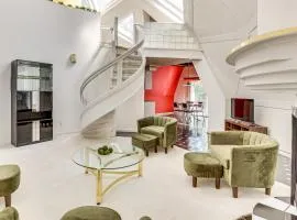 Walk to School House Winery Home with Deck!