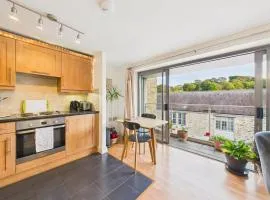 Penryn Quayside Apartment – 1-bed, Fully Equipped Waterside base