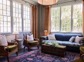 The Harbor Front Inn，位于格林波特的酒店