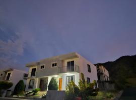 House in Manta, 15'from the beach 10' from airport，位于Montecristi的酒店