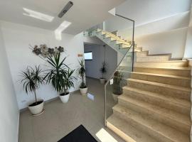 Silver Residence Caracal，位于Caracal的带停车场的酒店