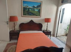 Casa com um quarto de casal para alugar，位于瓦伦萨的酒店