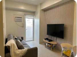 1Bedroom, living room w balcony ADHI staycation，位于Biñan的酒店