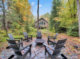 Muskoka Waterfront Cottage with Canoes and Fire Pit，位于亨茨维尔的酒店