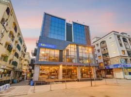 FabHotel SSR Fern Suites - 100M from GSM Mall Madeenaguda，位于Lingampalli的酒店