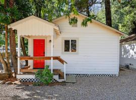 Cozy Cabin Near Wineries, Harbin Hot Springs cabin，位于Cobb的酒店