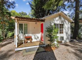 Wooded Studio Near Clear Lake cabin，位于Cobb的酒店