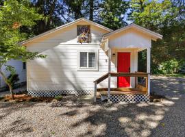 Cobb Mountain Nature Escape cabin，位于Cobb的酒店