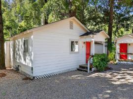 Dog-Friendly Cabin 2 Mi to Trails cabin，位于Cobb的酒店