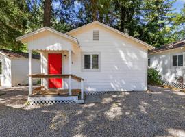 Dog-Friendly Wine Country Cabin cabin，位于Cobb的酒店