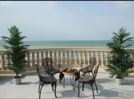 NovART Gallery & Sea Hotel，位于苏姆盖特的酒店