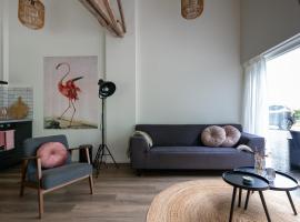 De Skourre met hottub en sauna，位于Pingjum的酒店