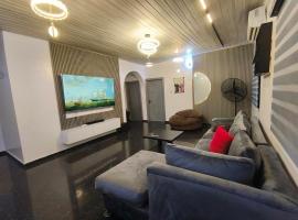Bright, cozy and spacious two bedroom apartment in Magodo，位于Olowoira的住宿