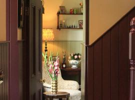 100 year old family farmhouse，位于Oldcastle的酒店