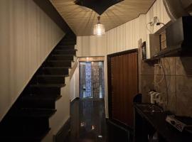 Rukmani Dormitory Zostel，位于马图拉的酒店