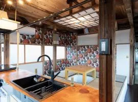 温泉徒歩30秒 一棟貸切で最大15名まで 広々キッチンで自炊可