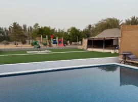 Luxury Farmhouse Near Yas Island With Swimming Pool, BBQ Area & Majlis，位于Al Rahba的酒店