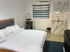 Ogunade Stores Apartment，位于Iponri的酒店