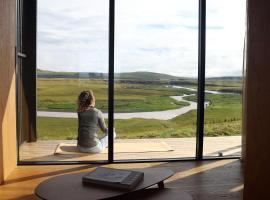 Winding River Retreat - Secluded cabin with sauna，位于海拉的酒店