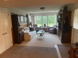 Majestic Maples - Quiet oasis with 2 king beds，位于佩里港的酒店