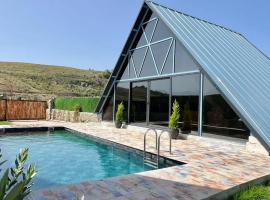 villa hidden paradise garden apart & hostel，位于Yaka的酒店