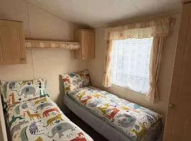 3 Bed Caravan - Sleeps 8 - Pets - Garden - Parking