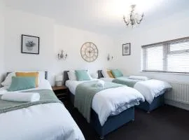 Bright 3BR House Sleeps 7 Driveway Near City Centre