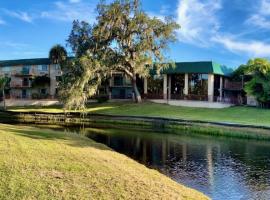 The Riverhouse at Christian Retreat Conference Center，位于布雷登顿的酒店