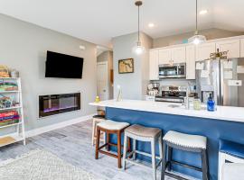 Walk to Dtwn: Charlevoix Condo w/ Fireplace，位于沙勒瓦的酒店