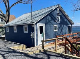 Year-round Cozy Cottage Charm on Cayuga Lake，位于Romulus的酒店