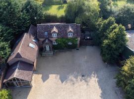 Ridgeway House, spacious, countryside idyll, up to 18 guests，位于兰伯恩的酒店