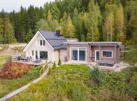 Mökki ulkoporealtaalla