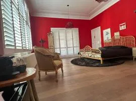 Romantic Rouge Suite - With Round Bath